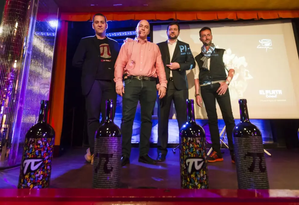 César Langa, Ángel Gavín, Juan Langa y Elías Sobrecasas, sobre el escenario del Café Plata, donde se presentaron los vinos Pi White y Pi Red.