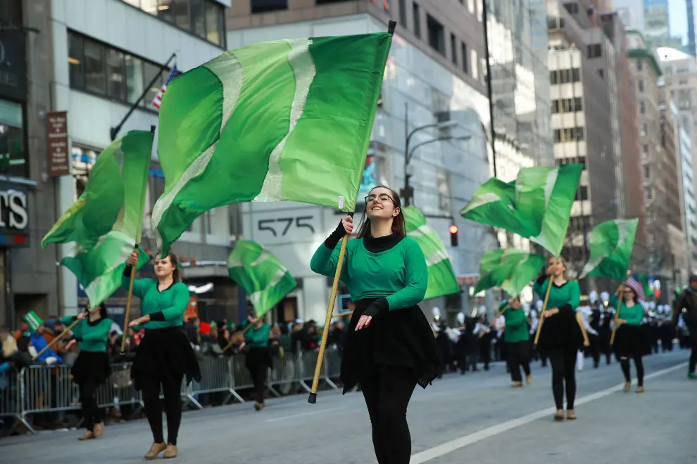 Banderas verdes en la Quinta Avenida durante el desfile.