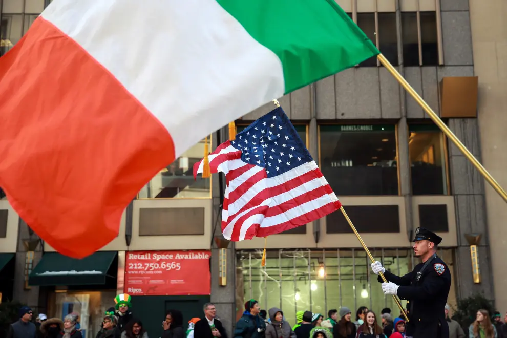 La bandera irlandesa durante el desfile en el día de San Patricio.