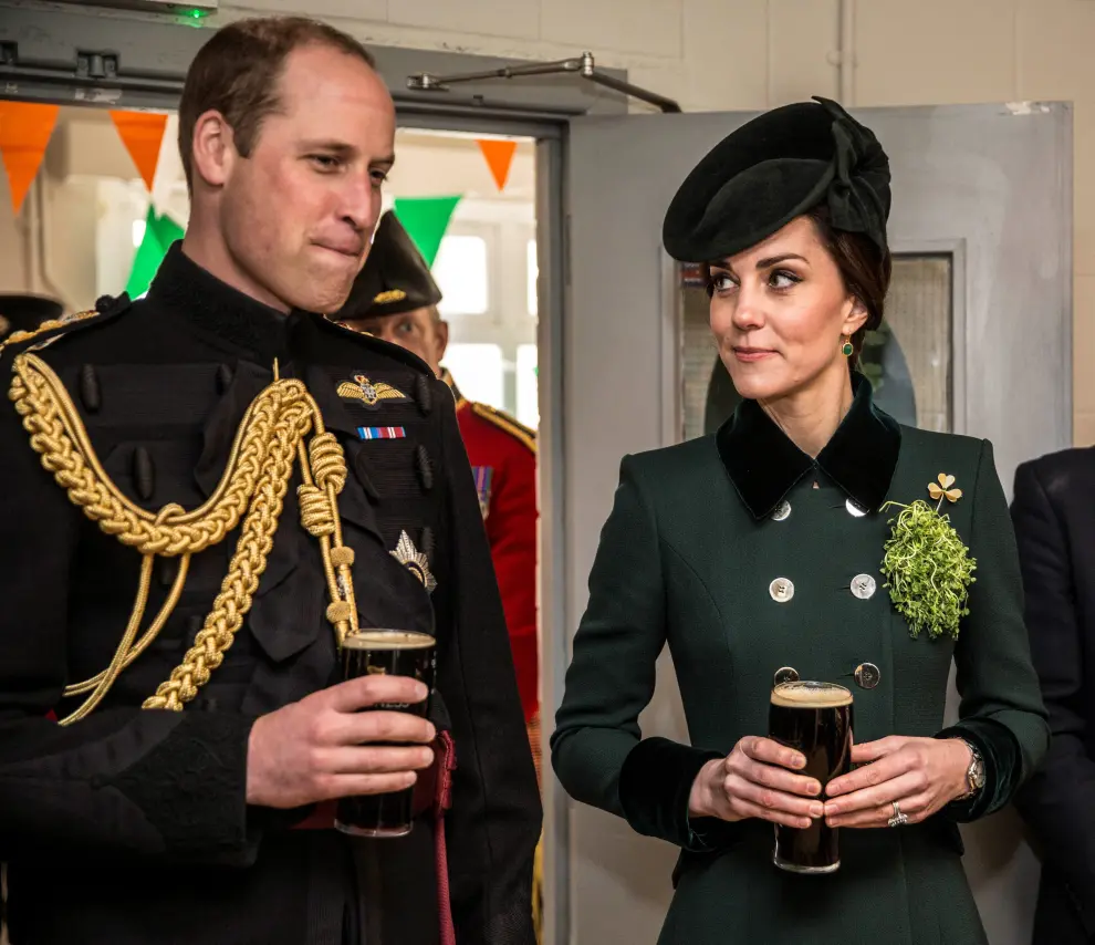 El Príncipe William y Catherine beben pintas de Guiness.