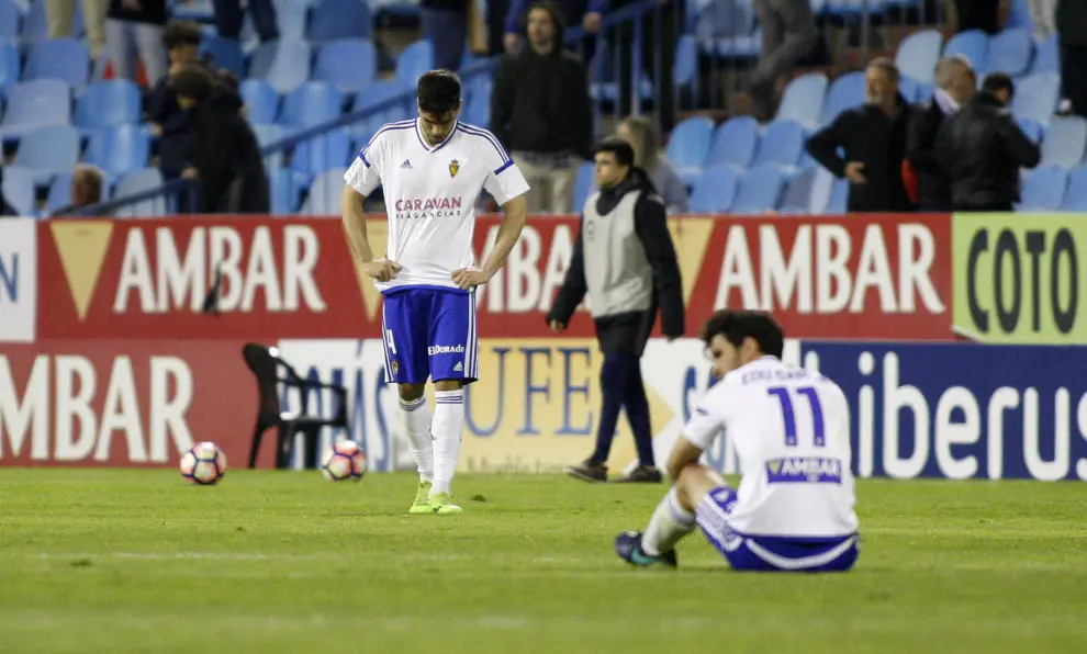 Cabrera y Edu García se lamentan del postrero gol del Sevilla Atlético en La Romareda.