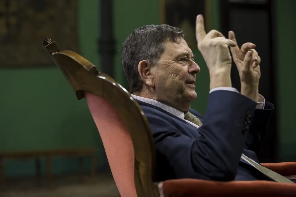 Manuel López, sentado en una de las salas del Paraninfo de la Universidad de Zaragoza durante la entrevista.