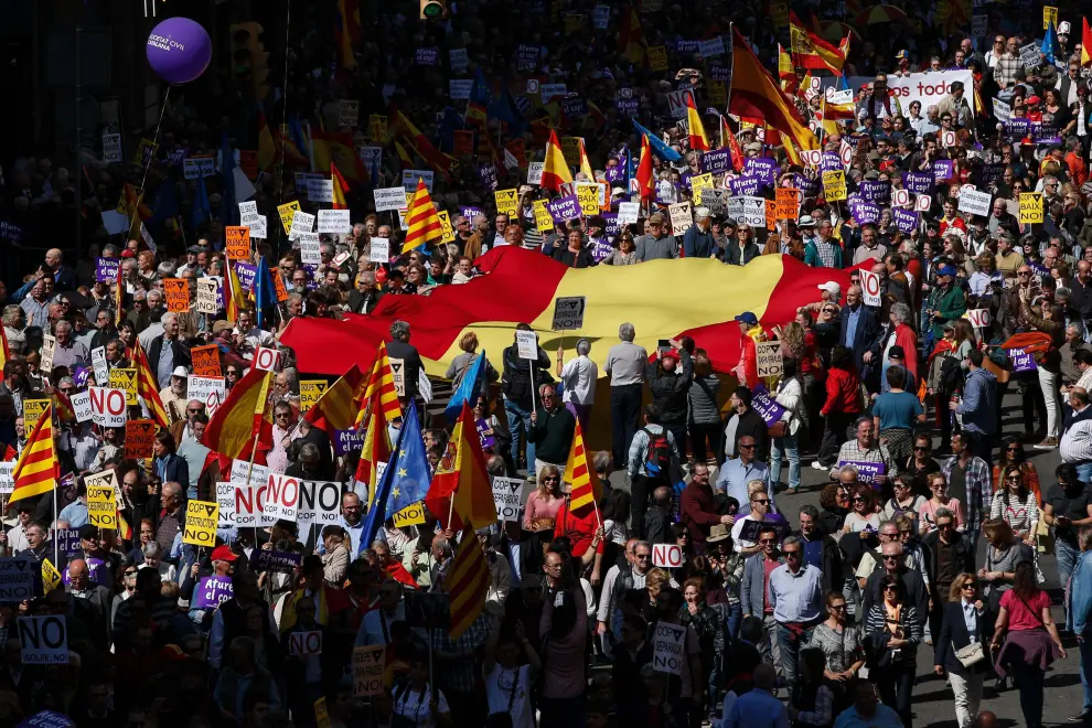Miles de personas se manifiestan en Barcelona contra el "golpe separatista"
