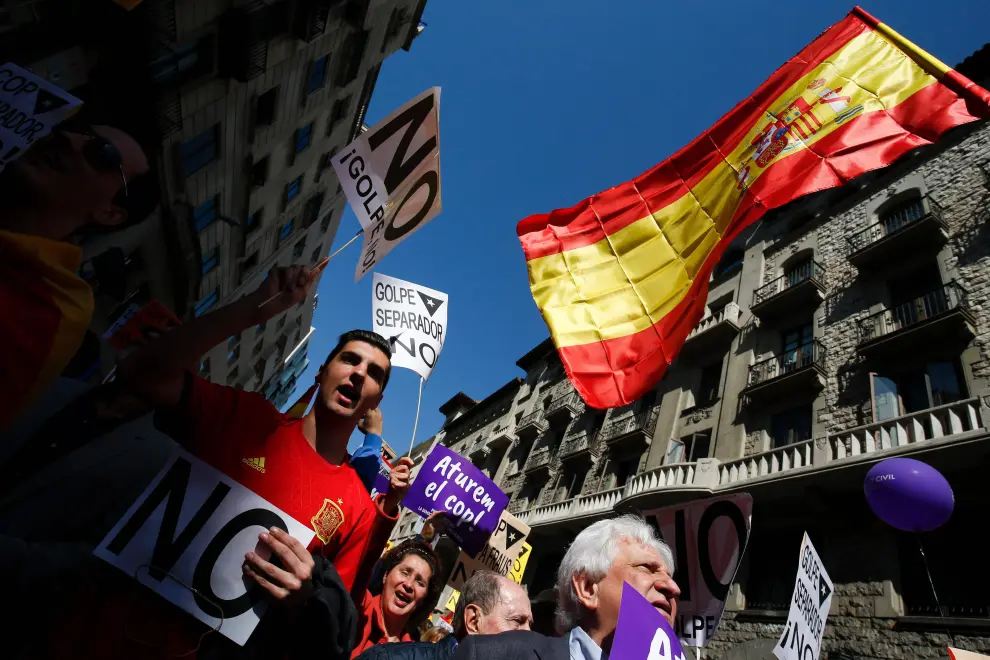 Miles de personas se manifiestan en Barcelona contra el "golpe separatista"