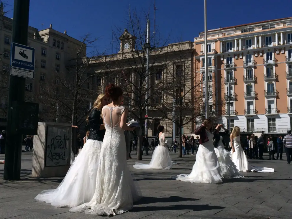 Veinte novias se hacen con el centro de Zaragoza