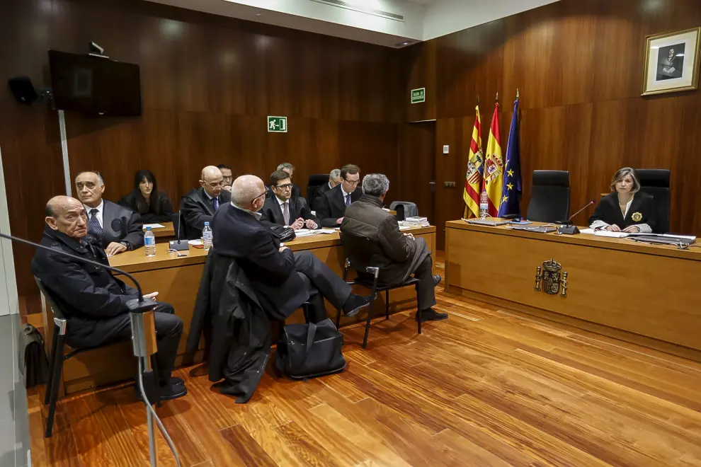 Sentados ante la juez, los acusados Becerril, Esco y García Becerril, durante la lectura del veredicto del jurado.