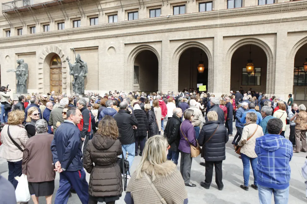 Protesta contra los impuestos de plusvalía y sucesiones frente al Ayuntamiento de Zaragoza.