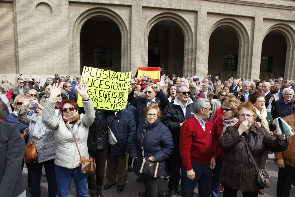 Protesta contra el impuesto de plusvalía frente al Ayuntamiento de Zaragoza.