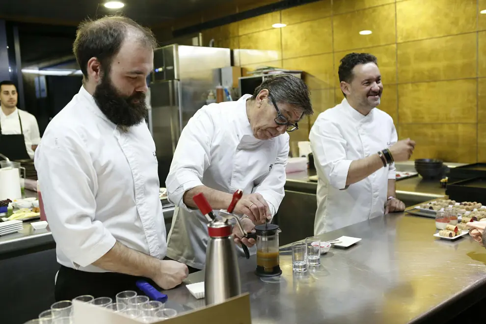 Arturo Aliaga, preparando uno de los aperitivos, junto a los cocineros Víctor Gallego e Iván Acedo.
