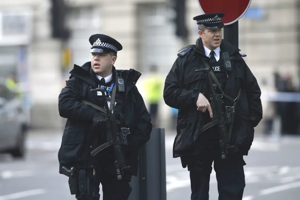 Dos policías custodian los alrededores de Westminster.