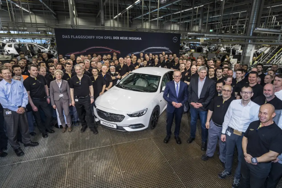 El equipo de lanzamiento del nuevo Insignia Grand Sport, ingenieros, diseñadores y personal de producción, se sienten orgullosos del nuevo modelo.