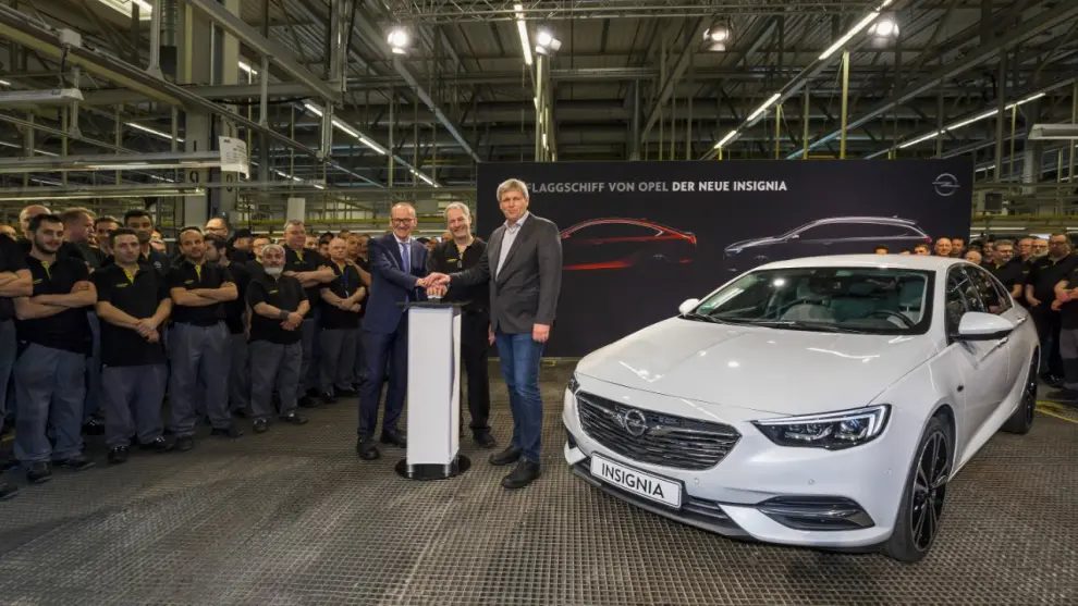 De izquierda a derecha, el Dr. Karl-Thomas Neumann, presidente y consejero delegado del Grupo Opel, Michael Lewald, director de la planta de Rüsselsheim y Uwe Baum, vicepresidente del Comité de Empresa, con el primer Insignia Grand Sport fabricado.