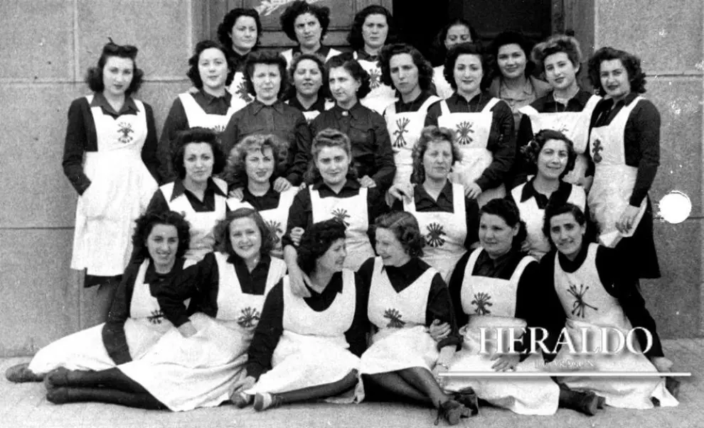Un grupo de mujeres pertenecientes al Auxilio Social de Zaragoza en marzo de 1944. La entidad fue una de las instituciones de mayor presencia y trascendencia en la vida cotidiana española con su dedicación a los más necesitados.