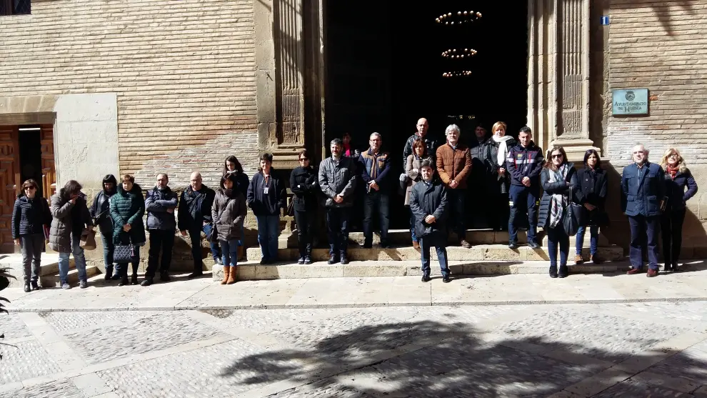 Aragón se solidariza con las víctimas del atentado de Londres: minuto de silencio ante el Ayuntamiento de Huesca.