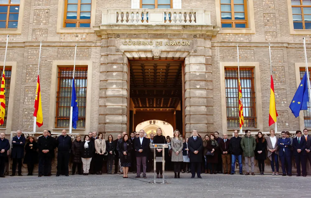 Aragón se solidariza con las víctimas del atentado de Londres: minuto de silencio ante el edificio Pignatelli, sede del Gobierno de Aragón.