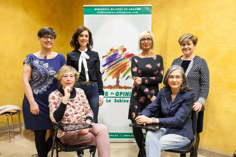 De izquierda a derecha, Elena Laseca, Irene Vallejo, Patricia Esteba y Gloria Labarta. Sentadas, Concha Monserrat y María Dubón.