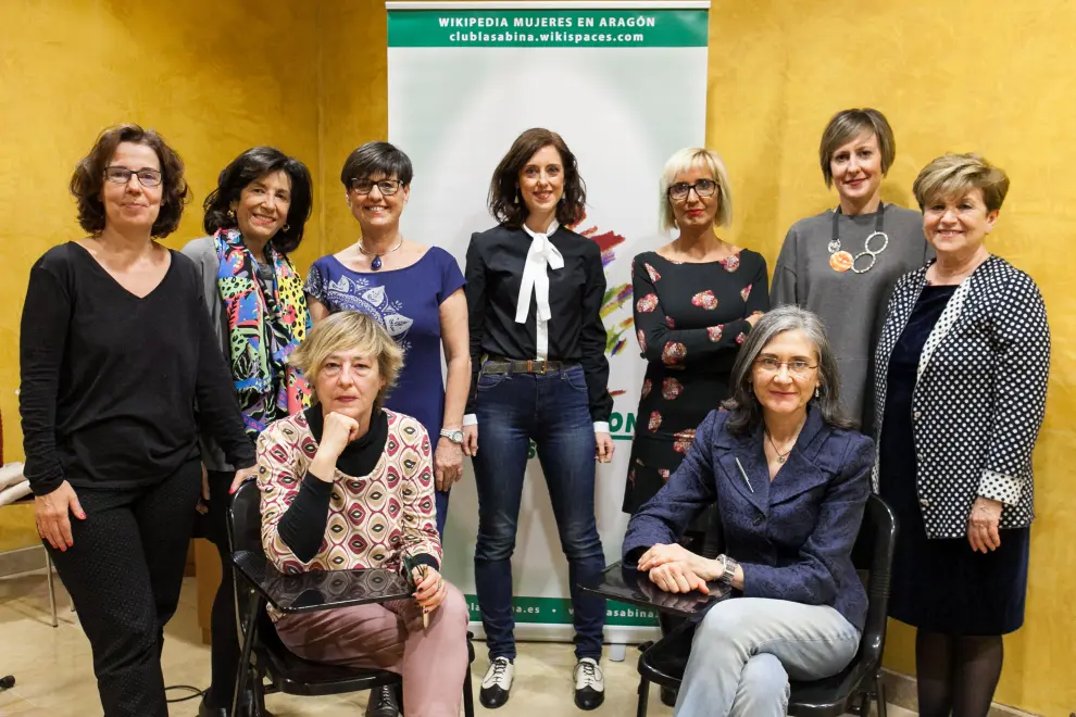 Algunas integrantes de la junta directiva del Club de Opinión La Sabina, junto a las escritoras.