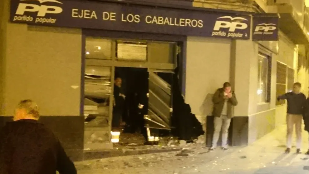 Imagen de la sede del PP en Ejea de los Caballeros tras el accidente.