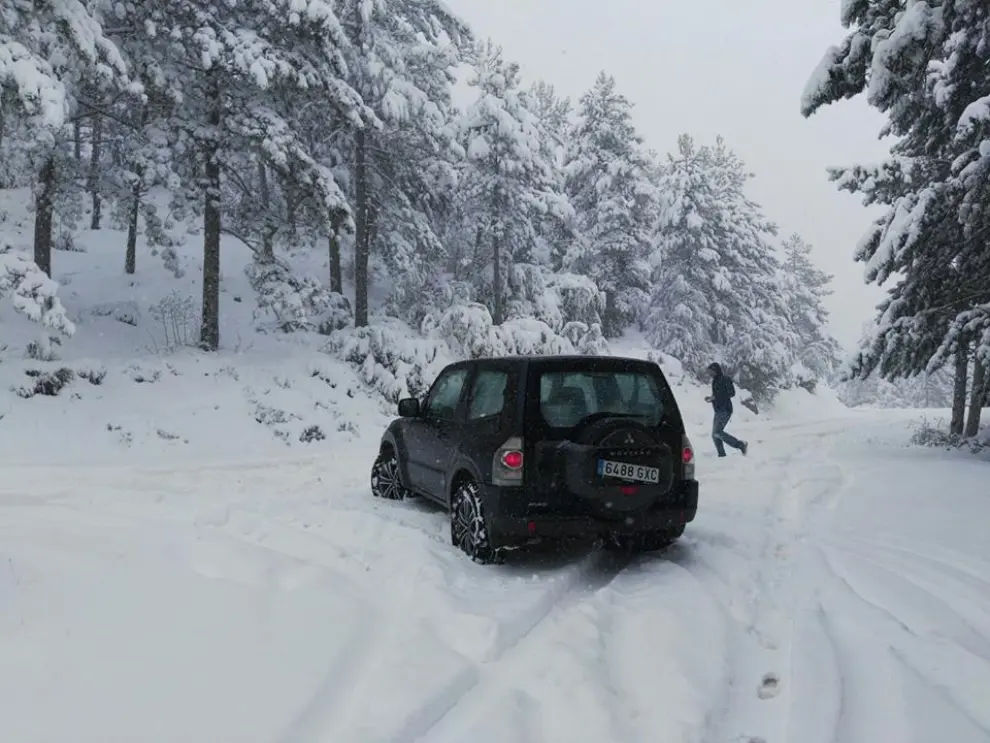 Carreteras con cadenas y cortes de luz, entre los problemas de la sorprendente nevada de primavera en la provincia de Huesca