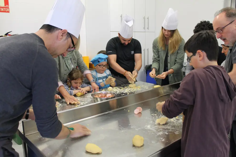 Mateo Sierra enseña a cocinar a las familias de Aspanoa