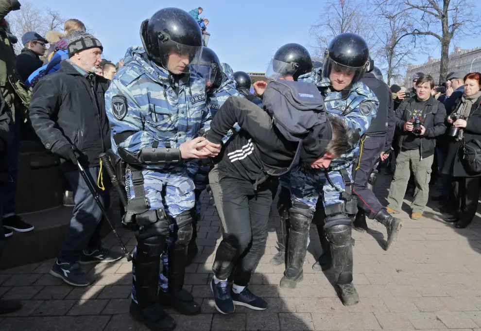Más de 800 detenidos en Rusia