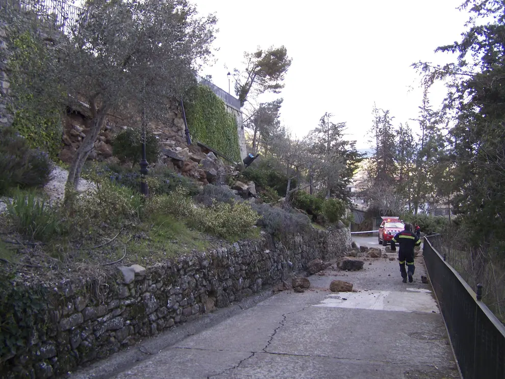 Camino de acceso a la basílica de Nuestra Señora de la Virgen de la Peña que domina la villa de Graus.