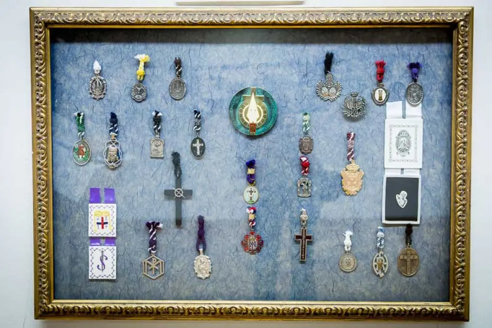 Algunas medallas de la Semana Santa zaragozana que se pueden ver en el centro de interpretación.