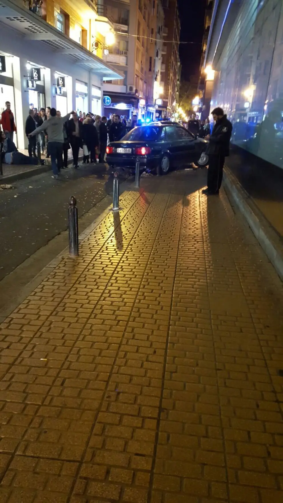 Un coche ha arrollado a varios peatones este jueves en la calle de San Miguel de Zaragoza.