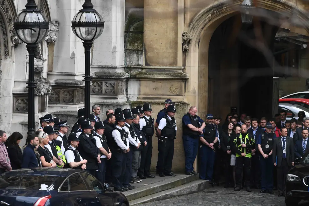 Cientos de personas guardan un minuto de silencio en el puente de Westminster