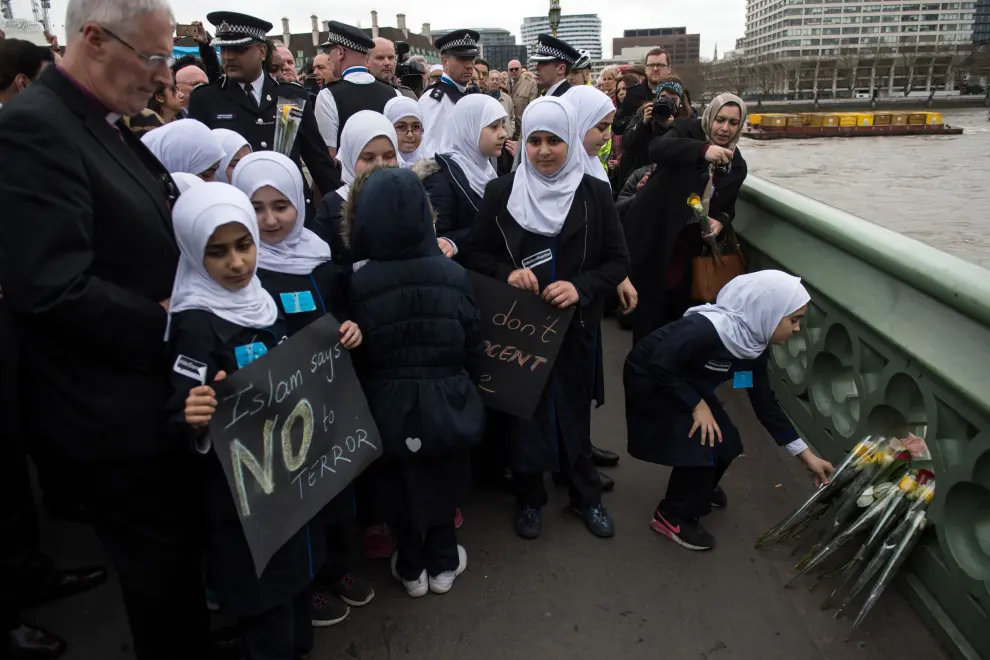 Cientos de personas guardan un minuto de silencio en el puente de Westminster