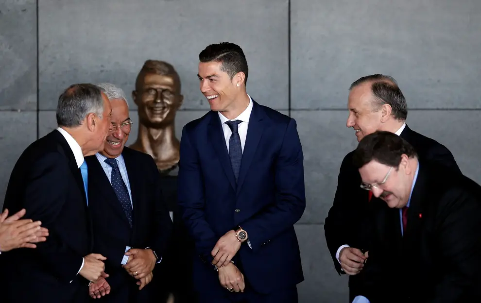 Cristiano Ronaldo, en el aeropuerto de Funchal, con el busto en su honor detrás.