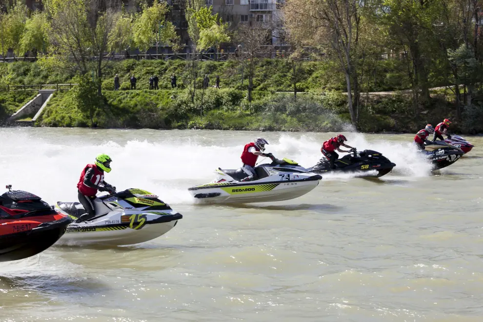 Motos a toda velocidad por el río Ebro