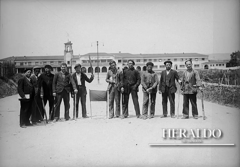 Piquetes en la estación de Caminreal o Delicias de Zaragoza en un momento de la huelga general que duró 35 días en abril y mayo de 1934.
