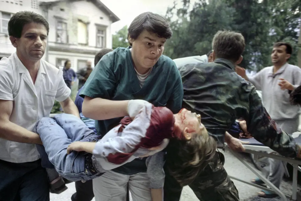 Sarajevo, octubre de 1993. Una niña moribunda es trasladada al hospital.