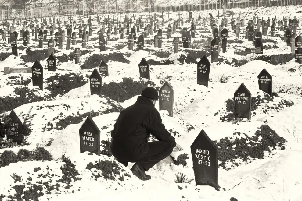 Sarajevo, enero de 1994 Un hombre reza ante la tumba de un familiar.