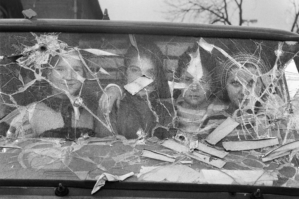 Sarajevo, marzo de 1994. Cuatro niñas miran desde el interior de una furgoneta destrozada.