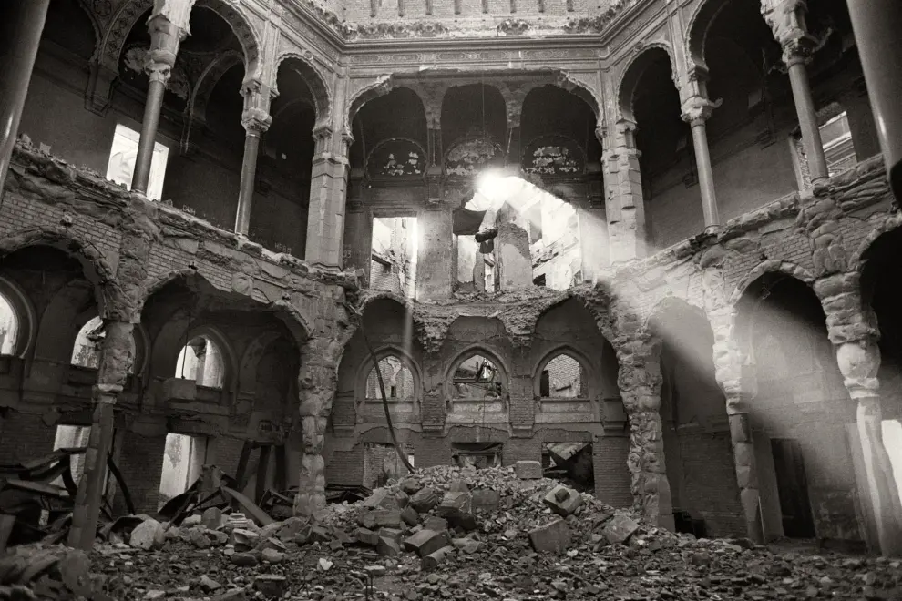 Sarajevo, julio de 1993. Biblioteca destrozada por una bomba incendiaria.