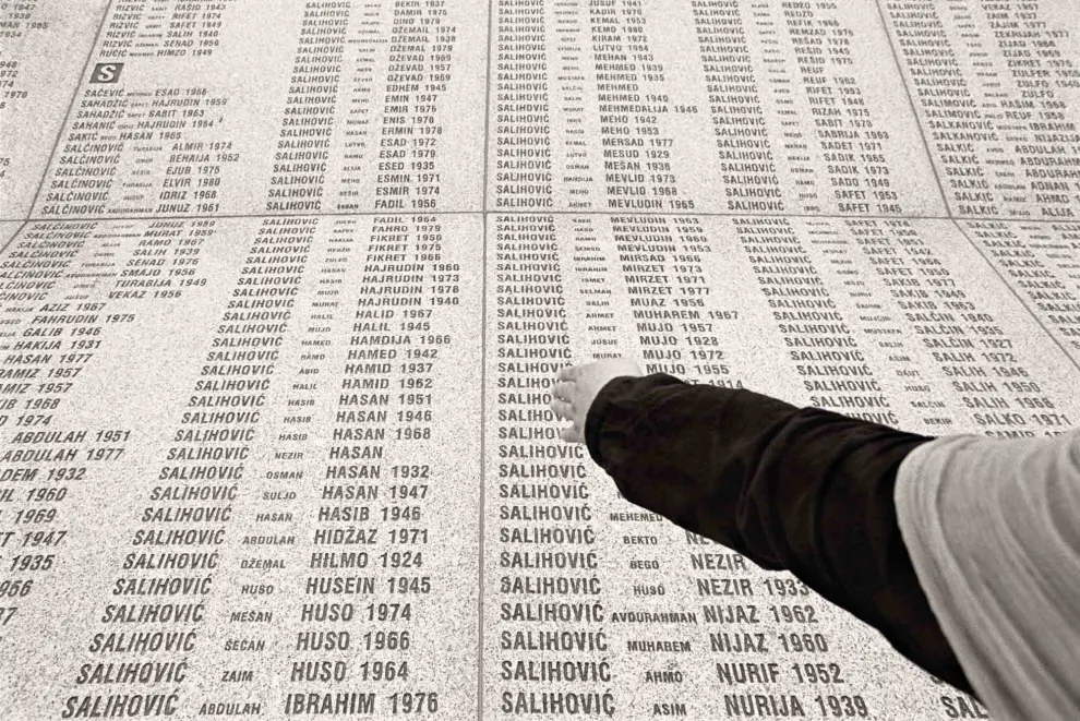 Potocari, julio de 2005. Monumento conmemorativo a las víctimas de desaparición forzosa de Srebrenica.