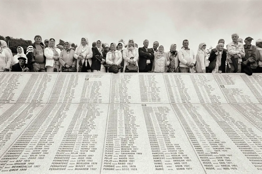 Potocari, julio de 2005. Familiares de víctimas de desaparición forzosa participan en un funeral masivo.