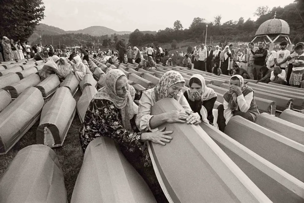 Potocari, julio de 2010. Mujeres lloran ante los ataúdes de sus seres queridos.