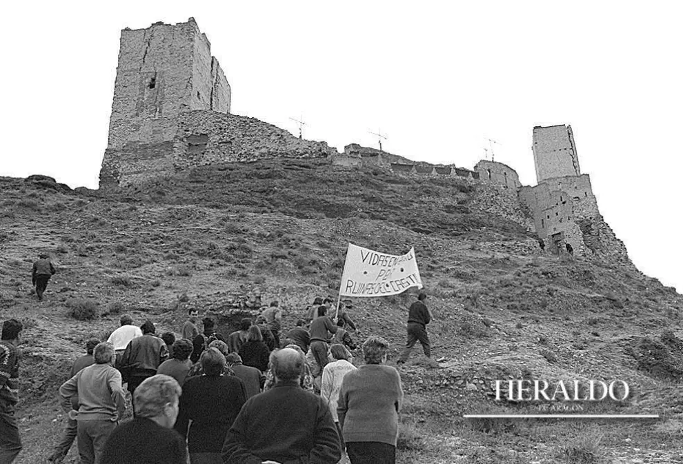 Vecinos de la localidad zaragozana de Villafeliche se manifiestan para exigir la restauración del castillo en abril de 1997. Tres meses después, un muro del mayor de los torreones del castillo árabe se desmorona tras llevar ocho largos años reclamando ayudas para su consolidación.