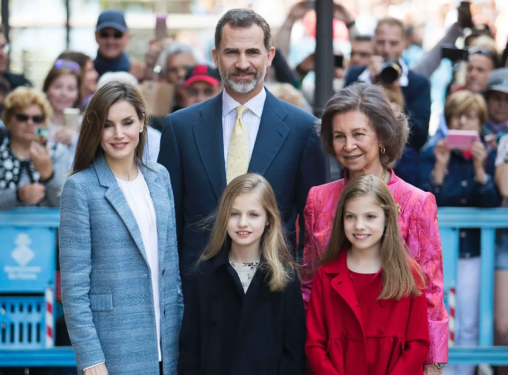 Los Reyes, sus hijas y doña Sofía asisten a la misa de Pascua en Palma