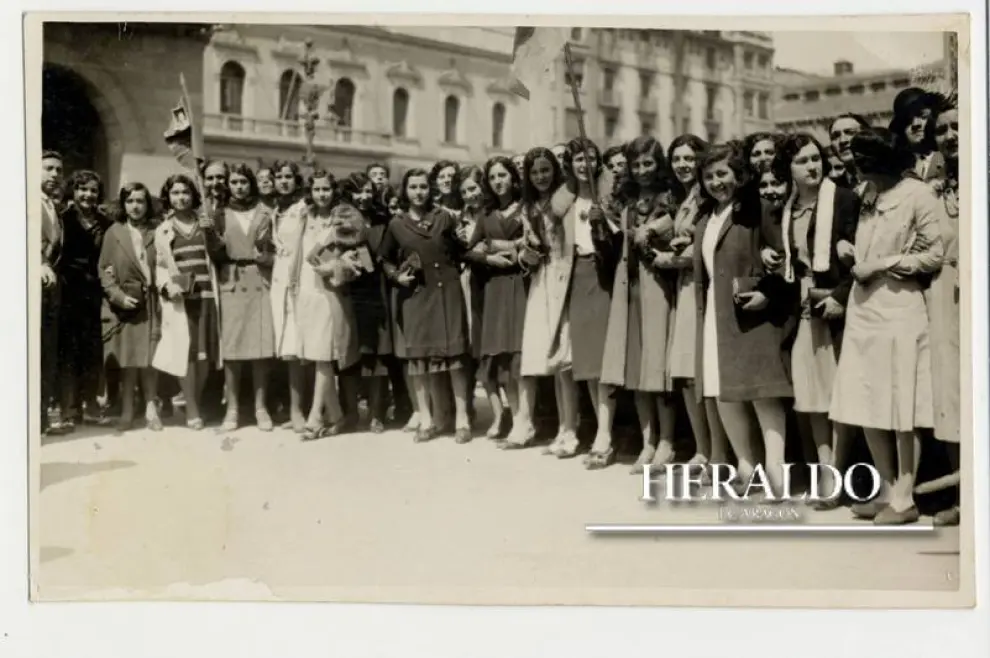 Un grupo de mujeres recorren las calles de Zaragoza luciendo distintivos republicanos durante la celebración de la proclamación de la República el 14 de abril de 1931.