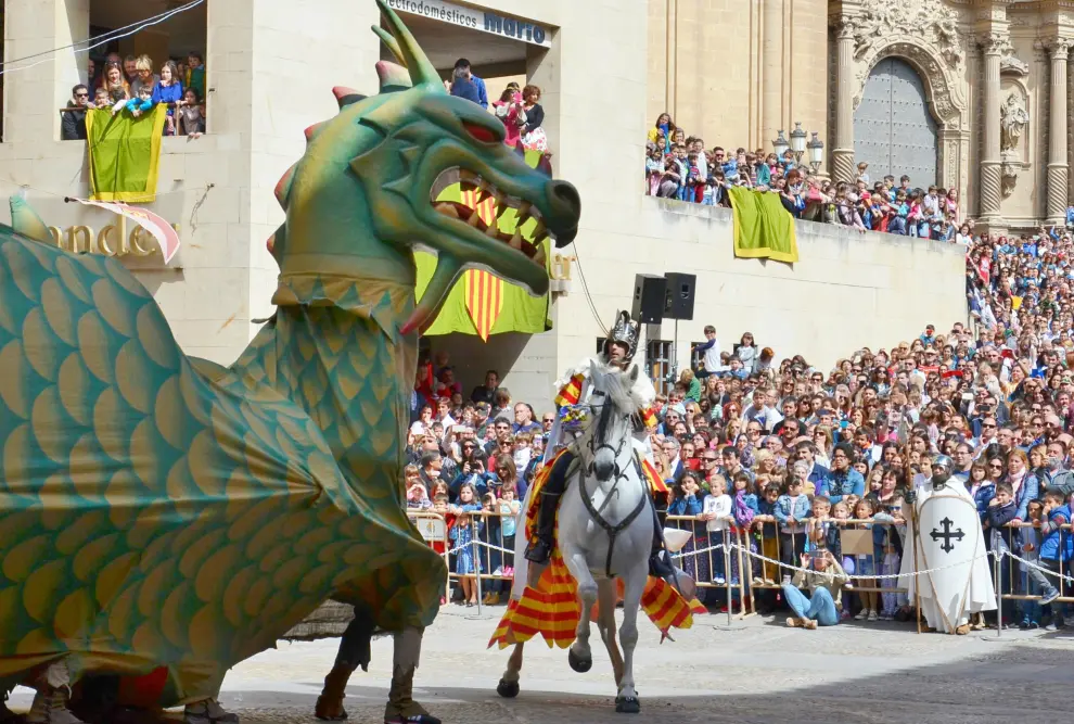 Imagen del Vencimiento del dragón en Alcañiz, donde San Jorge se enfrenta al dragón en la plaza de España de Alcañiz.