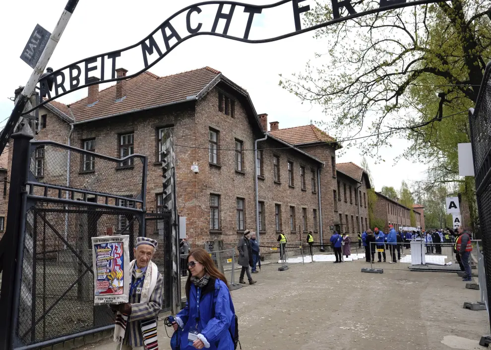 Miles de jóvenes recordando en Auschwitz a las víctimas del Holocausto.