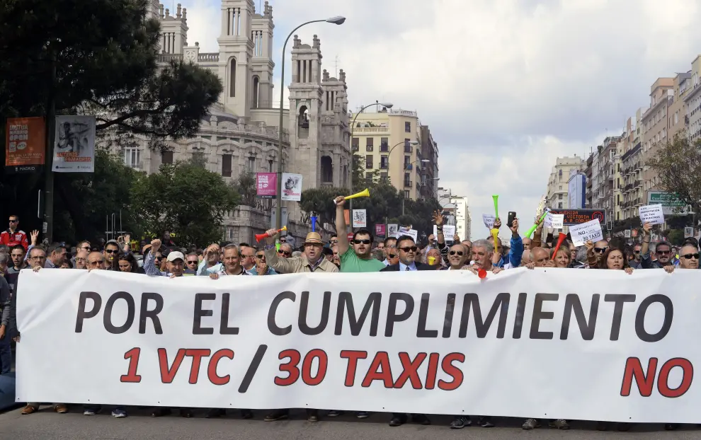 Cerca de 1.000 taxistas se concentran en Madrid contra Uber y Cabify