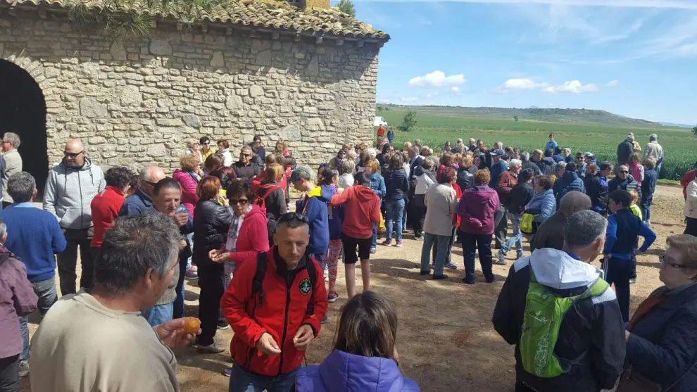 Numerosas personas acudieron a la ermita de Almudévar. Heraldo