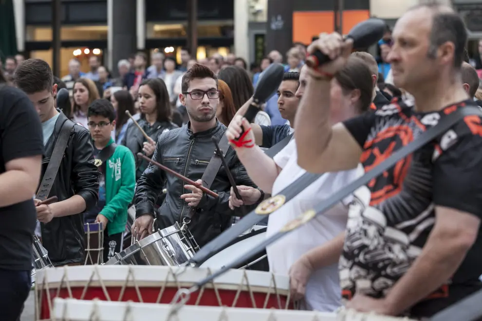 Los tambores rompen la hora en favor de los refugiados para despertar conciencias.
