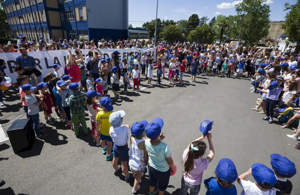 Protesta en el colegio Sagrada Familia tras conocerse la decisión del Gobierno de Aragón de cerrar un aula de 1º de Infantil.