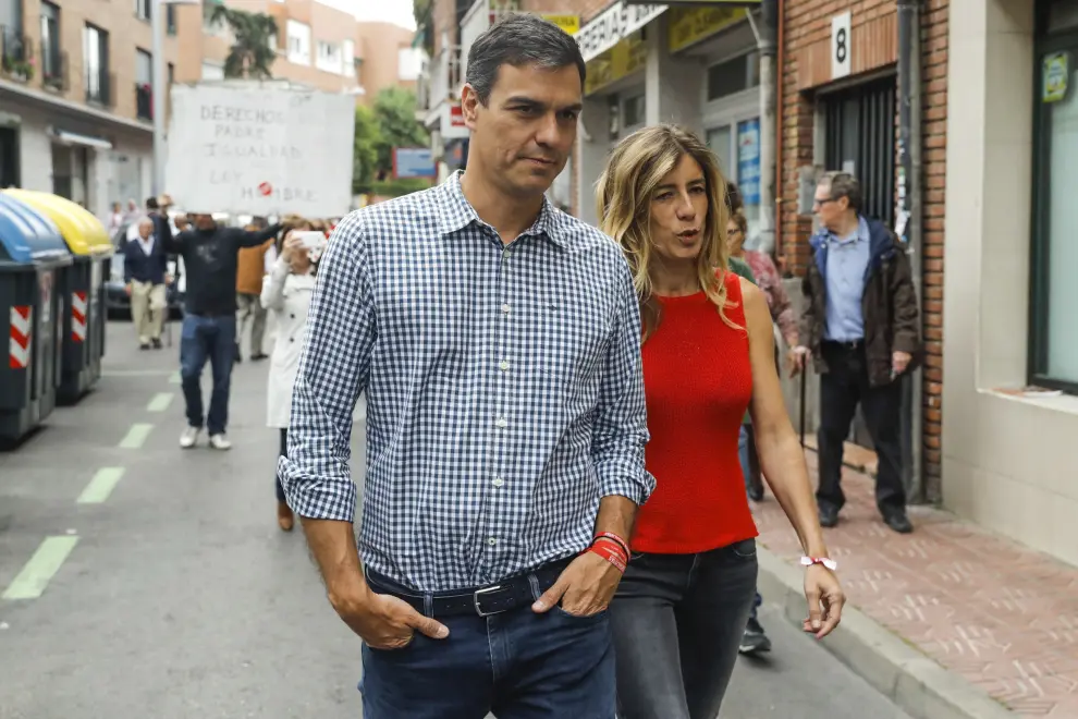 Pedro Sánchez se dirige con su esposa a votar en Pozuelo de Alarcón.